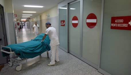 Al momento stai visualizzando Ospedale S.Martino di Genova, amici e parenti non pagavano esami